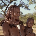 Jeune maman himba et son bébé .Kaokoland.Namibie