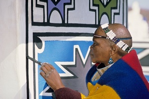 Femme Ndebele peignat les murs de sa maison. Af . Sud