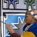 Femme Ndebele peignat les murs de sa maison. Af . Sud