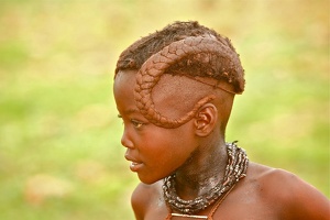 Jeune fille Himba .Epupa falls. Namibie