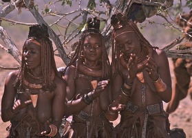 Femmes Himba chantant et dansant lors d'une cérémonie funéraire .Epipa Falls. Namibie