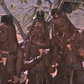 Femmes Himba chantant et dansant lors d'une cérémonie funéraire .Epipa Falls. Namibie
