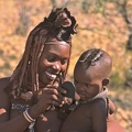 Découverte de son reflet dans un miroir  .Himbas . Namibie