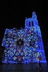 Rose des anges musiciens projetée sur la façade